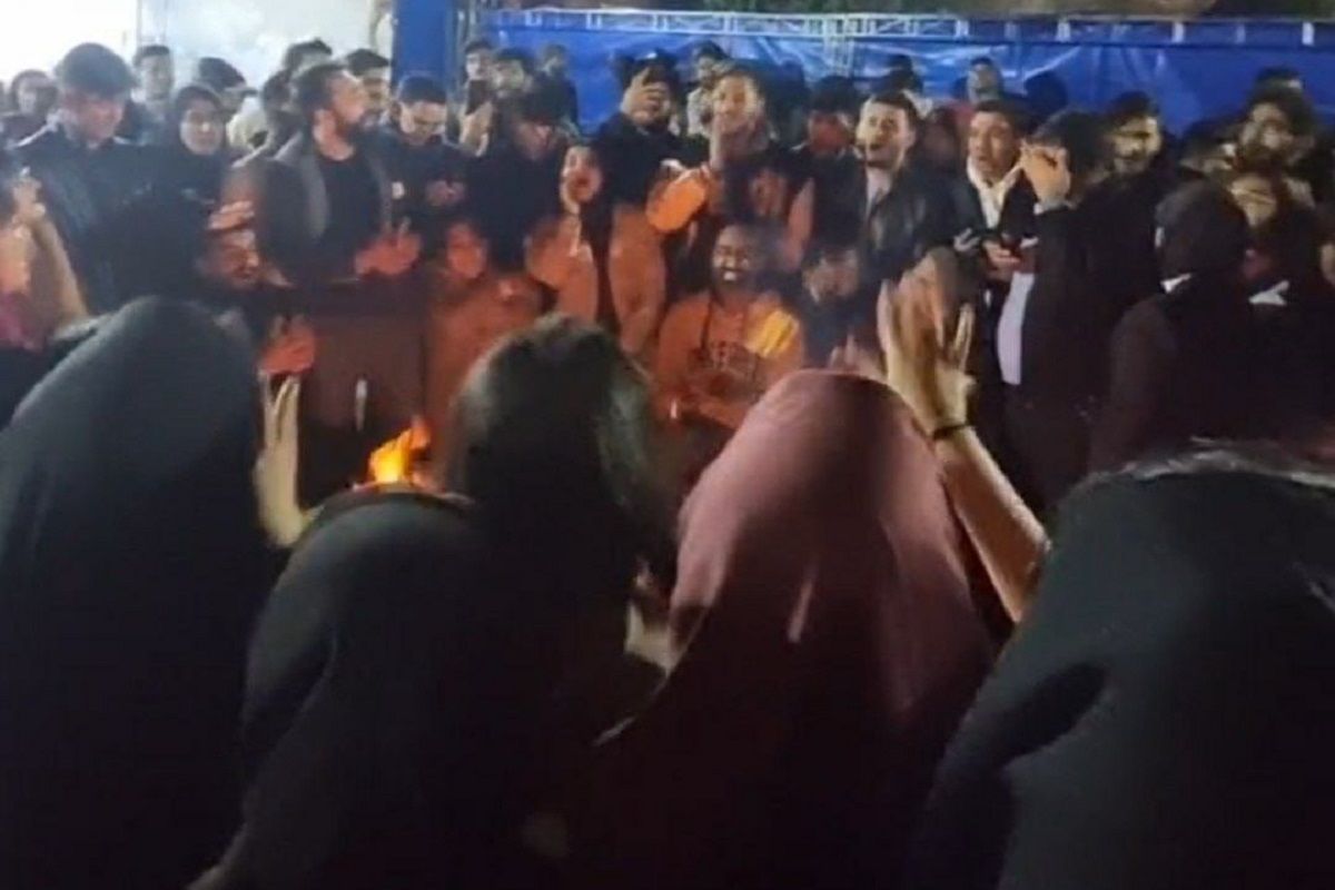 فیلم| دانشگاه یا دیسکو؛ رقص مختلط دانشجویان در حضور رئیس دانشگاه علامه طباطبایی | دیلی 3