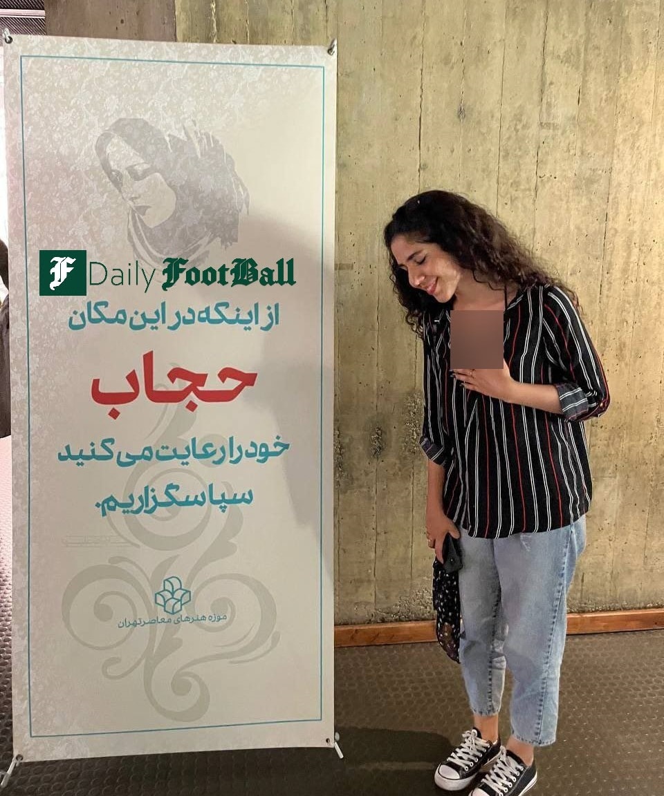 عکس| دهن کجی دختران بی حجاب به قانون در کنار بنر حجاب عکس| دهن کجی دختران بی حجاب به قانون در کنار بنر حجاب | دیلی 3