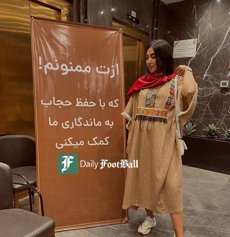 عکس| دهن کجی دختران بی حجاب به قانون در کنار بنر حجاب عکس| دهن کجی دختران بی حجاب به قانون در کنار بنر حجاب | دیلی 3