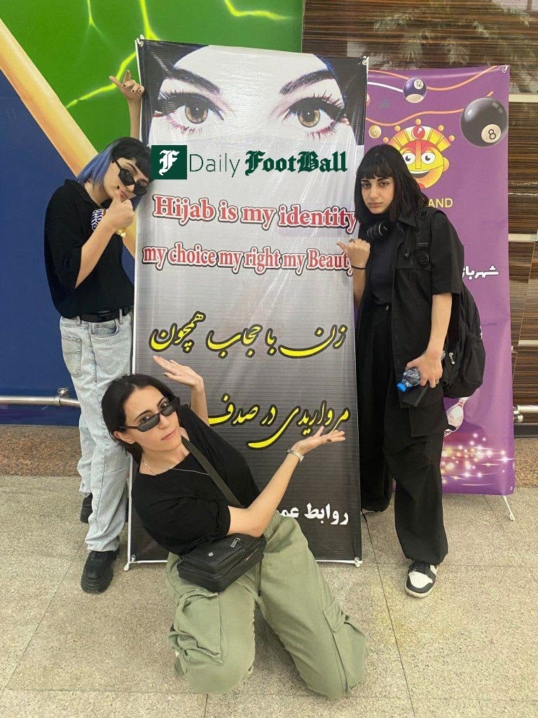 عکس| دهن کجی دختران بی حجاب به قانون در کنار بنر حجاب عکس| دهن کجی دختران بی حجاب به قانون در کنار بنر حجاب | دیلی 3