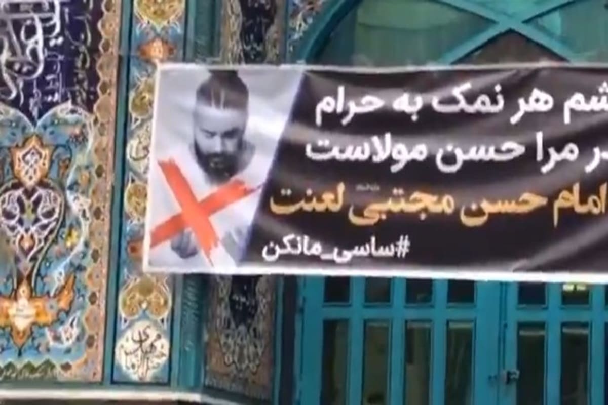 فیلم| نصب بنر ساسی مانکن در مسجد | دیلی 3