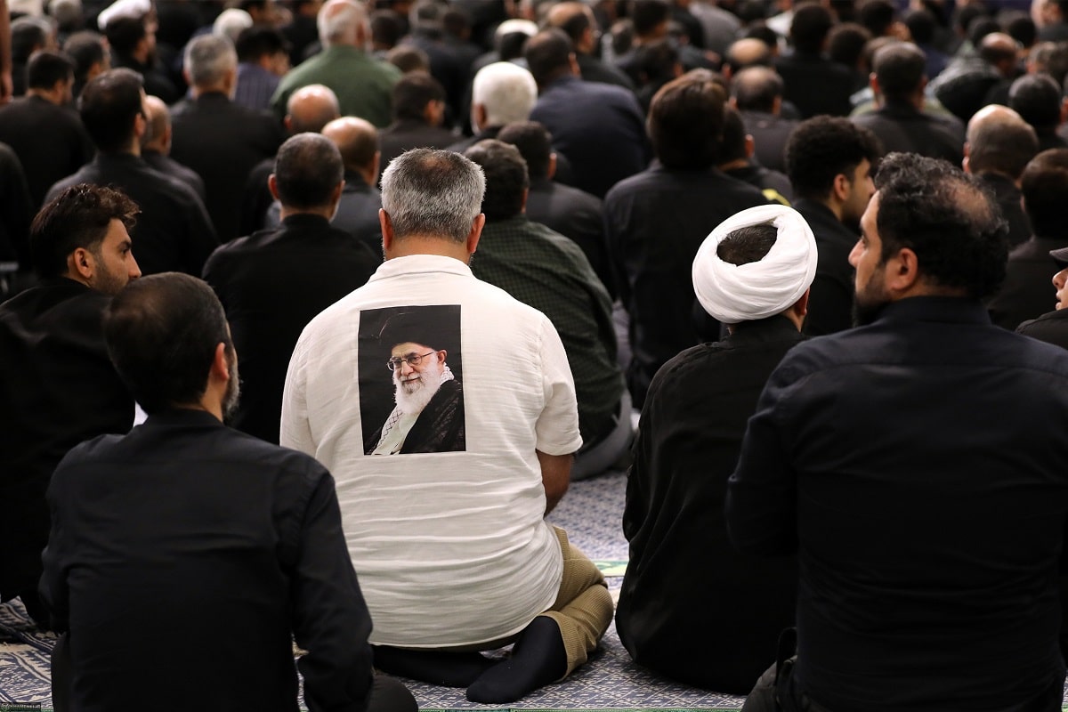 علت غیبت رهبر انقلاب در مراسم عزاداری بیت رهبری | دیلی 3